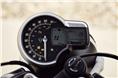 The digi-analogue dash on the new Triumph 400s features a large speedometer and a digital tachometer.
